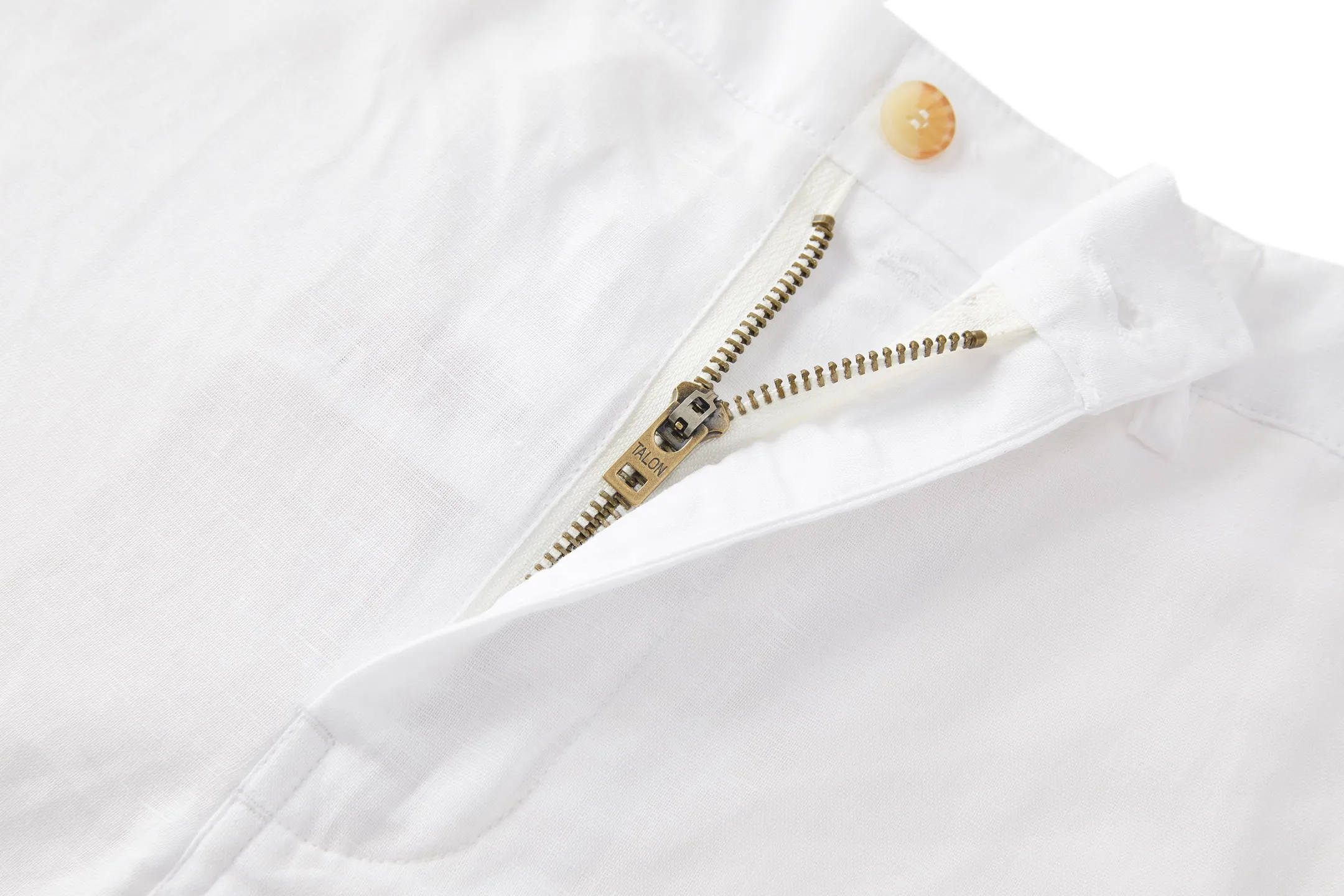 zp version [exclusive supply] Ralph Lauren linen cotton embroidered logo trousers. Fabric: Made of 53% linen cotton, 47% cotton yarn. Accessories: The zipper is made of electroplated brass, with the zipper brand laser engraved on the surface, and the pulls are matched with electroplated pulls of the same color. Accessories: Buttons are made of natural resin buttons and same-dyed and fixed-dye buttons. Craftsmanship: The embroidery uses a 3D three-dimensional embroidery logo, embellished with brand pony embroidery, and the total number of stitches is approximately 3,600. Made from a lightweight fabric with a beautiful drape and a very soft feel, these trousers are ideal for warm weather Bedford Khaki Pants: A traditional flat-top style with a sophisticated construction and signature pony embroidery Color: White Size: 30 32 34 36